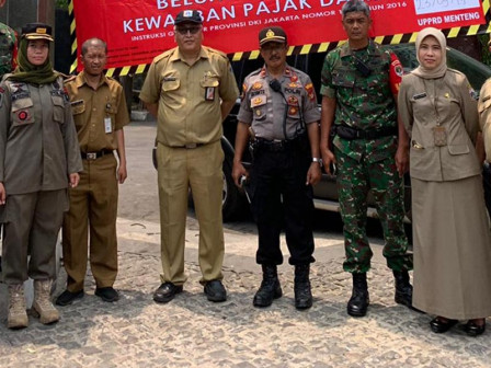 7 Objek Di Kecamatan Menteng Diberi Stiker dan Spanduk Penunggak Pajak 