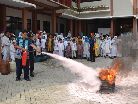 Siswa SDN 04 Kebon Sirih Disosialisasikan Pencegahan Bencana Kebakaran