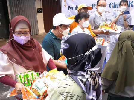  647 Warga Kelurahan Pasar Baru dan Kartini Terima Bansos 