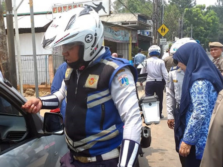  116 Petugas Gabungan Razia Pelanggar Ketertiban Umum di Jalan Raya Bogor 