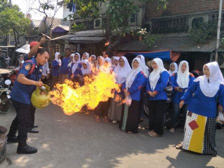 40 Warga Kalibaru Disosialisasikan Penanganan Dini Kebakaran