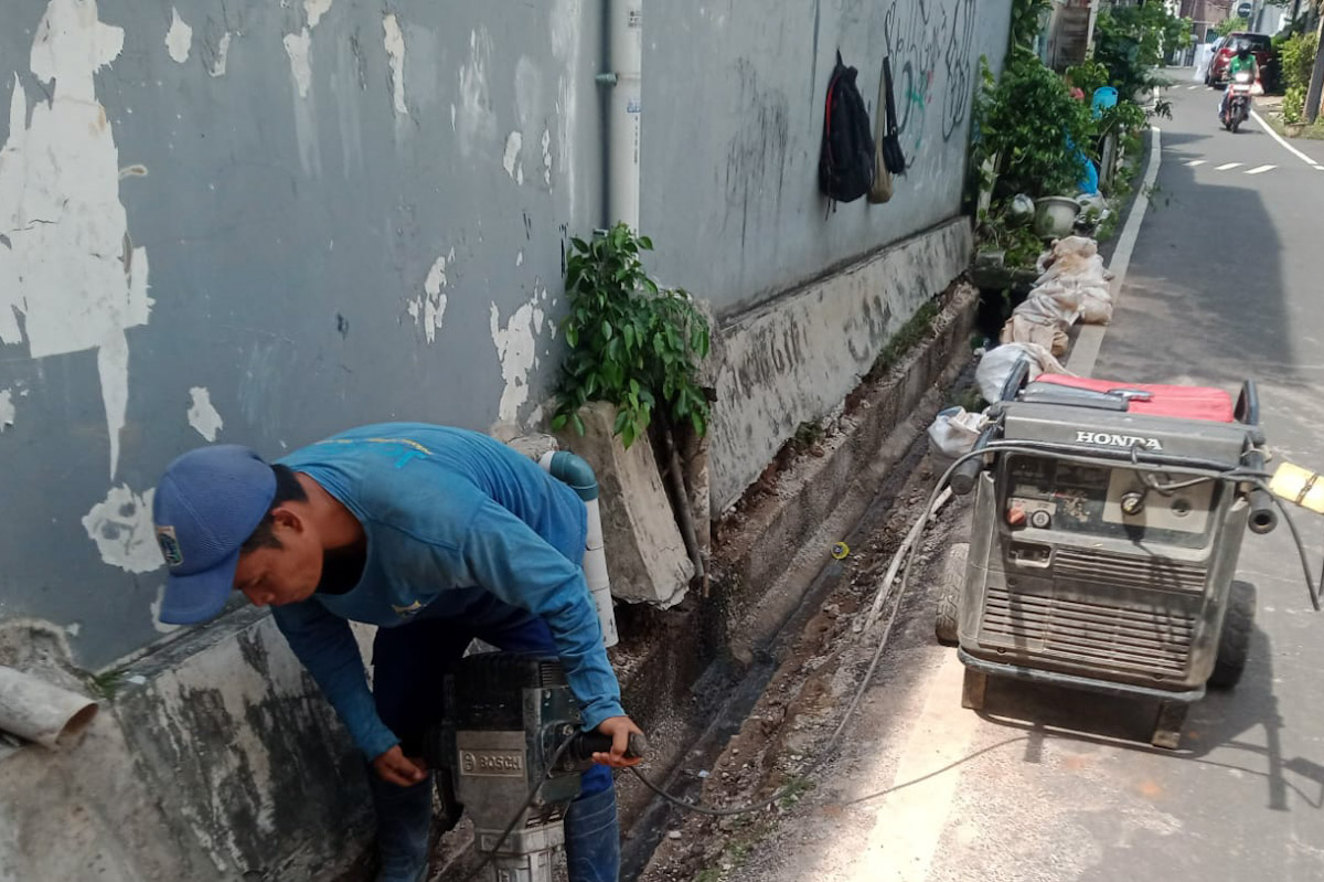 Personel SDA Jakpus menormalisasi saluran di Jalan H Sarmilih