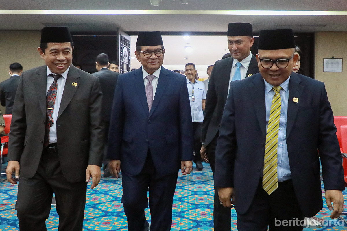 Gubernur Pramono Anung bersama jajaran anggota DPRD DKI Jakarta