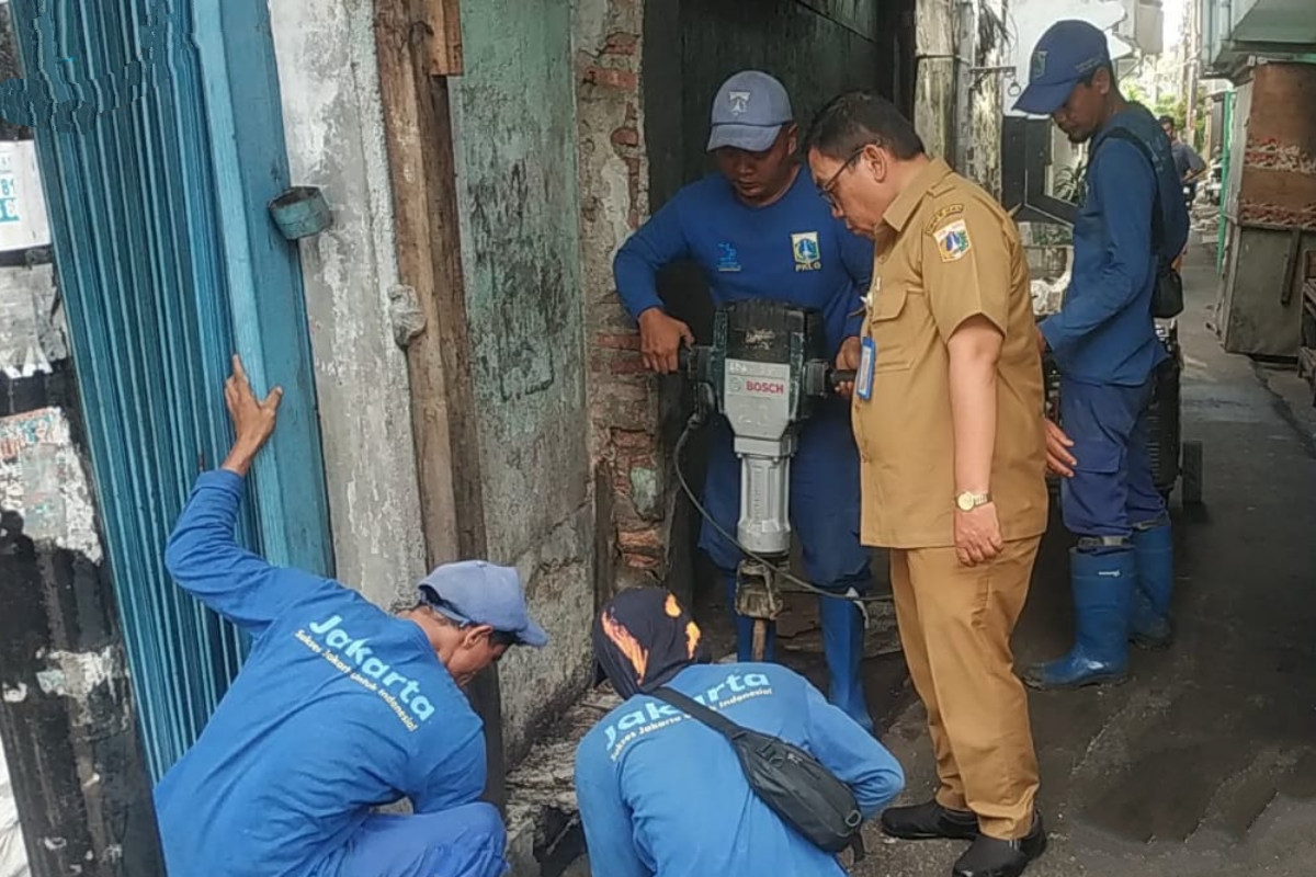 Satpel SDA Sabes Normalisasi Saluran di Jalan Dwi Warna 