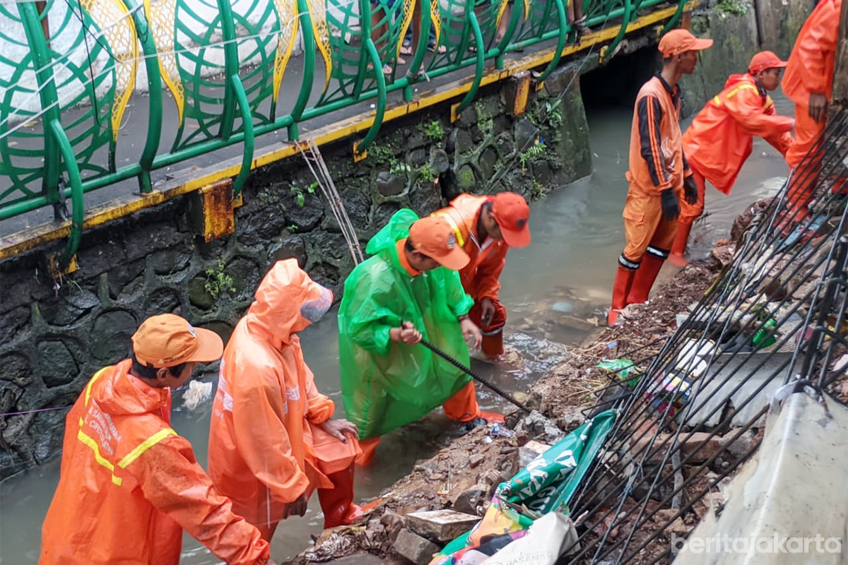 Penanganan turap longsor di Phb Asem II, Cipete Selatan