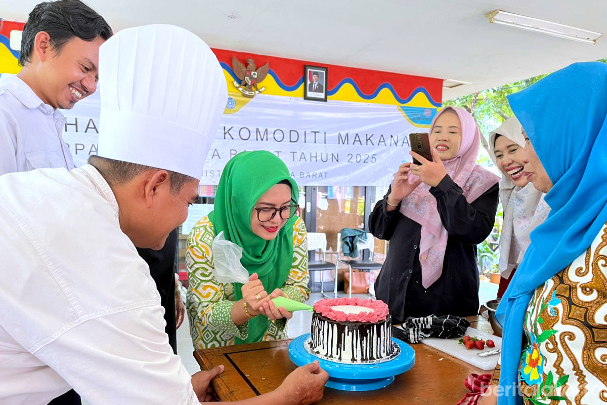 Salah satu peserta pelatihan melakukan praktek menghias kue ulang tahun