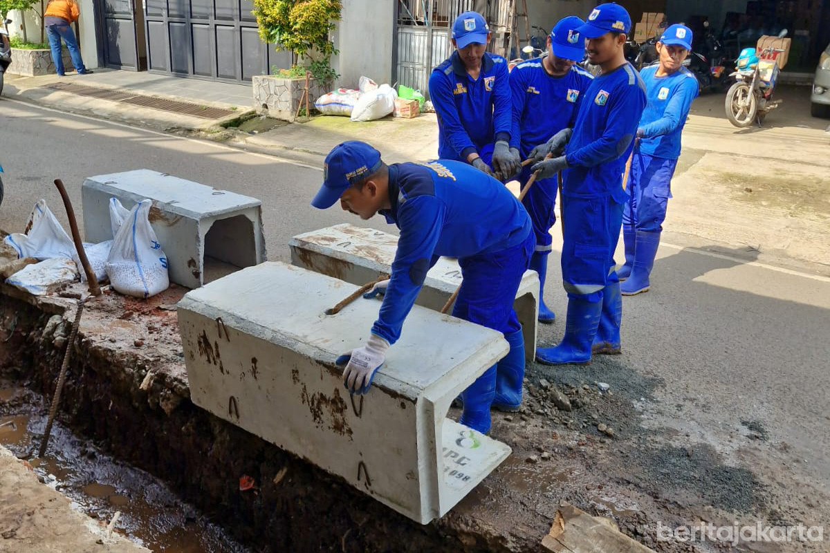 Pembuatan Saluran Air di RW 04 Setu Rampung 