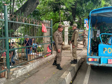 Penghalauan PKL Buah Jl Raya Bogor Diintensifkan