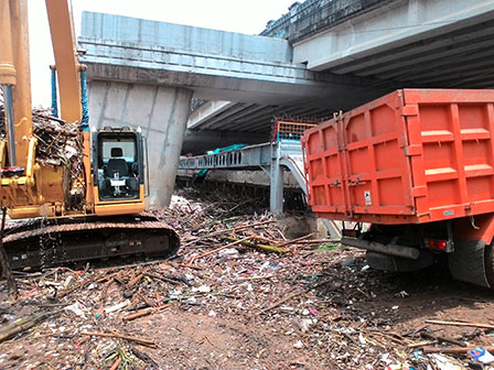 Tumpukan Sampah di Jembatan Kalibata Capai 200 Ton