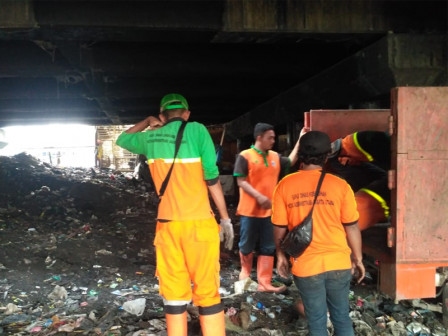 200 Personel Gabungan Bersihkan Sampah Kolong Tol di Papanggo