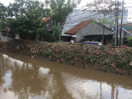  Lumpur di Pinggir Kali Baru Cililitan Menumpuk Setinggi Empat Meter