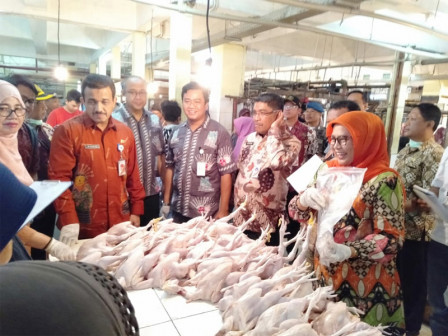 40 Petugas Gabungan Sidak ke Pasar Kramat Jati