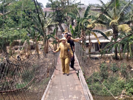  Pemkot Jaksel Tinjau Kondisi Jembatan di Srengseng Sawah