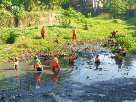 Puluhan Personel Gabungan Bersihkan Kali Sunter