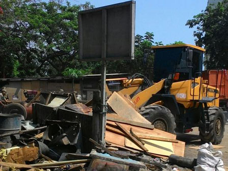 120 Ton Sampah Diangkut dari Penertiban Kolong Tol