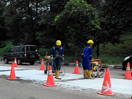 Jalan Rusak di Cawang Mulai Diperbaiki