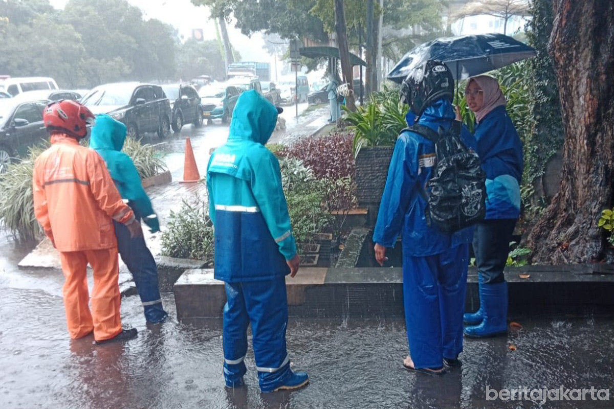 Petugas Gabungan Atasi Genangan Jalan DI Panjaitan 