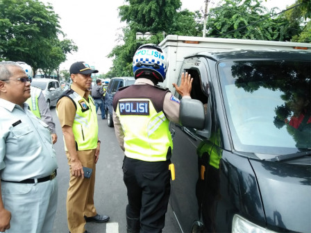 38 Petugas Gabungan Razia Pajak Kendaraan di Rawamangun