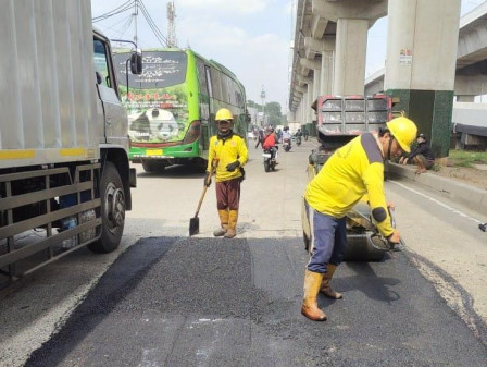 Perbaikan Lubang di Jl Raya Bekasi Cakung Dilakukan Bertahap 