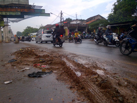 Waspadai, Jalan Raya Kalimalang Licin Banyak Ceceran Tanah
