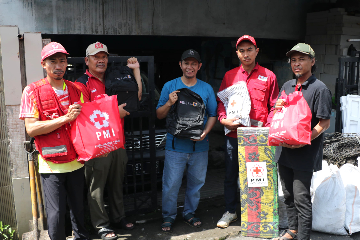 Sudinsos dan PMI Jaktim memberikan bantuan kepada Penyintas Kebakaran