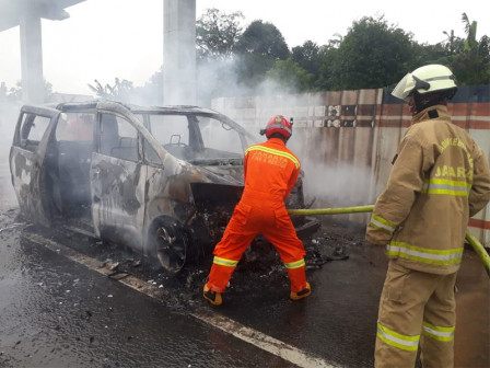  Tiga Unit Pemadam Atasi Kebakaran Mobil di Jalan Tol Jagorawi 