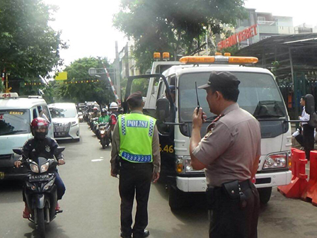 Angkot Ngetem, Mobil Derek Disiagakan Setiap Hari di Stasiun Tebet