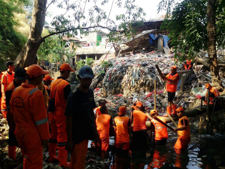 Pengerukan Gunung Sampah di Bantaran Kali Cipinang Dilanjutkan