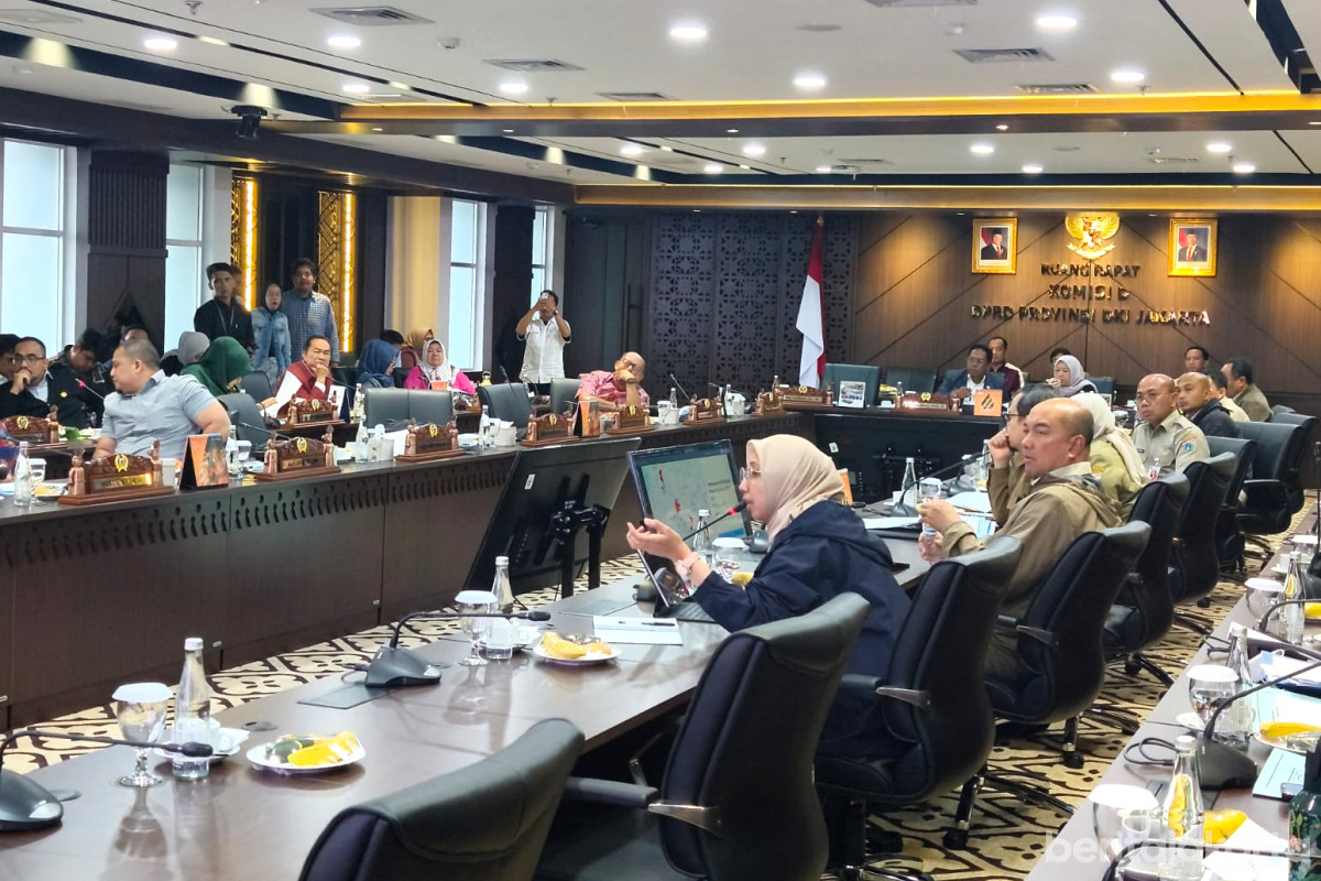 Komisi D DPRD DKI Jakarta dan eksekutif menggelar rapat kerja monev hasil reses APBD 2025