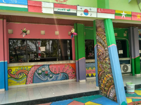 Kantor Kelurahan Marunda Dipercantik Mural Batik Betawi