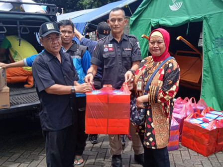 Sudin Sosial Jakbar Distribusikan 400 Makanan Siap Saji Buat Warga Korban Banjir