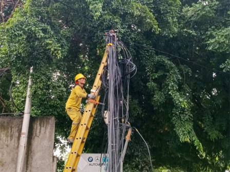 Kabel Udara Utilitas Internet di Srengseng Jakbar Ditertibkan