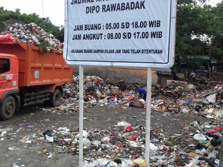 Warga Rawa Badak Utara Keluhkan Tembok Dipo Rawa Badak Yang Ambruk