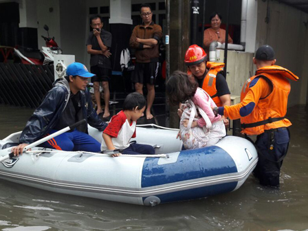 Korban Banjir di Pejaten Barat Dievakuasi