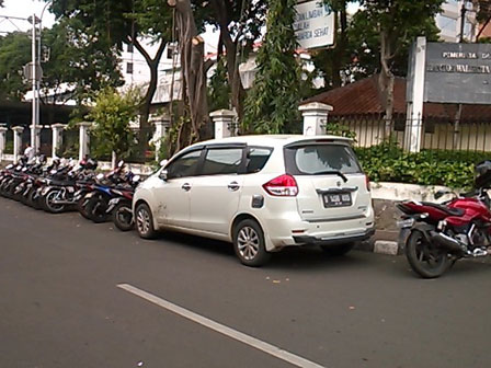 Mobil Parkir Liar Terancam Denda Rp3 Juta Perhari