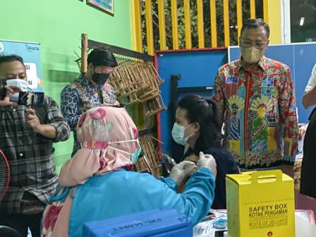  226 Orang Antusias Ikuti Vaksinasi Malam di RPTRA Intiland Teduh 