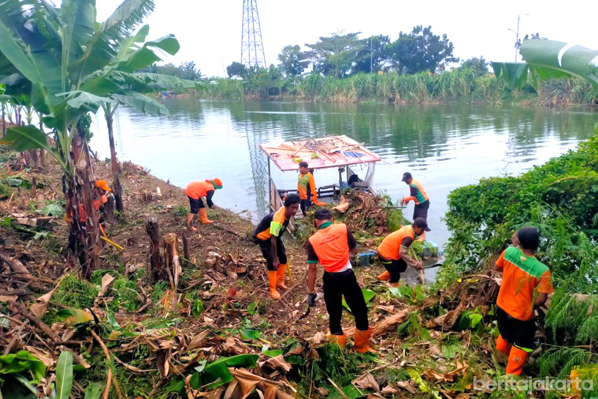 Petugas UPS Badan Air Cilincing membersihkan Bantaran Kali BKT