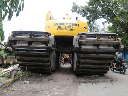  2 Eskavator Amphibi Bongkar Bangunan Dari Kali Krendang