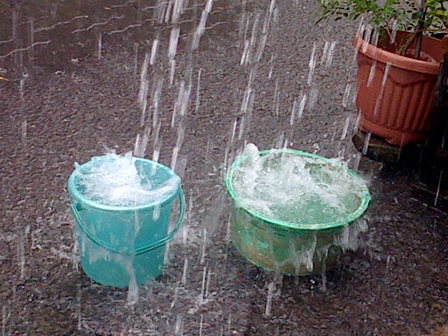 Warga Kampung Sawah Memanfaatkan air Hujan Untuk Kebutuhan sehari-hari. 