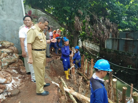  Wali Kota Jaktim Tinjau Longsor di Pekayon 