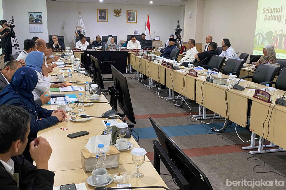 https://multimedia.beritajakarta.id/photo/2014_508c75c8507a2ae5223dfd2faeb98122/Rapat kerja Komisi D DPRD DKI bersama Dinas Lingkungan Hidup (LH) DKI