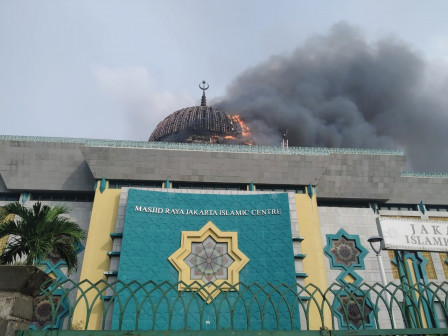 Empat Mobil Damkar Upayakan Pemadaman di Masjid JIC