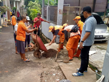 PPSU Cilangkap Bantu Kerja Bakti di Pemukiman Warga 