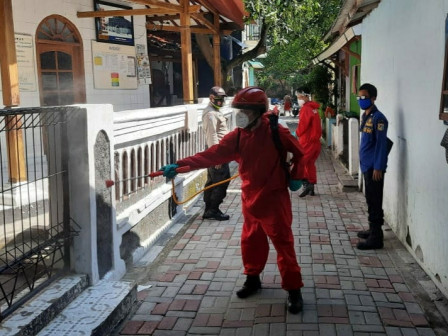 Jalan Lingkungan di Pulau Harapan dan Pulau Kelapa Disemprot Disinfektan