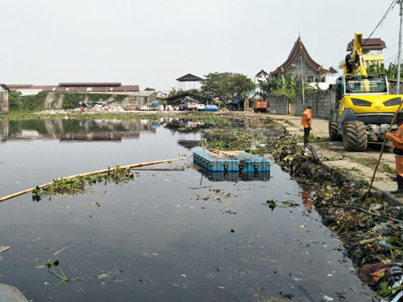Eceng Gondok di TPU Kampung Teko di Bersihkan