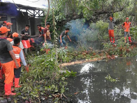 30 PPSU Bersihkan Kali Cakung Lama