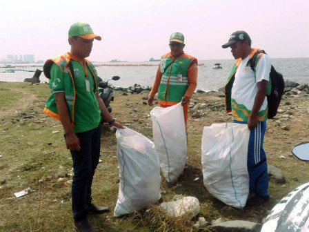  Puluhan Petugas Kebersihan Siaga di Venue Jetski dan Perahu Layar 