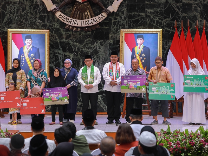 https://multimedia.beritajakarta.id/photo/2014_508c75c8507a2ae5223dfd2faeb98122/Serahkan Bansos Pemenuhan Kebutuhan Dasar, Pramono: Jangan untuk Judol