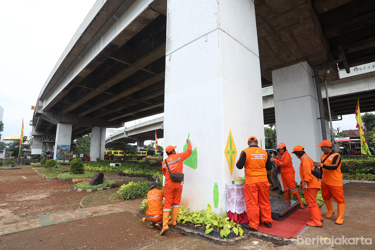 Pembuatan mural tiang penyangga tol dalam kota dan Becakayu