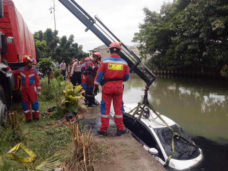 Gulkarmat Jakbar Evakuasi Mobil Nyemplung di Kali Item 